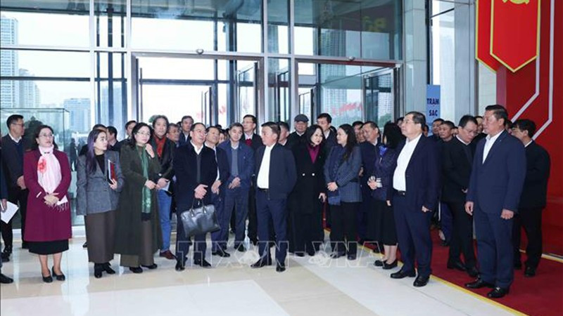 Постоянный член Секретариата Чан Кам Ту проверяет работу по подготовке к XIV Всевьетнамскому партийному съезду в Национальном конференц-центре. Фото: ВИА