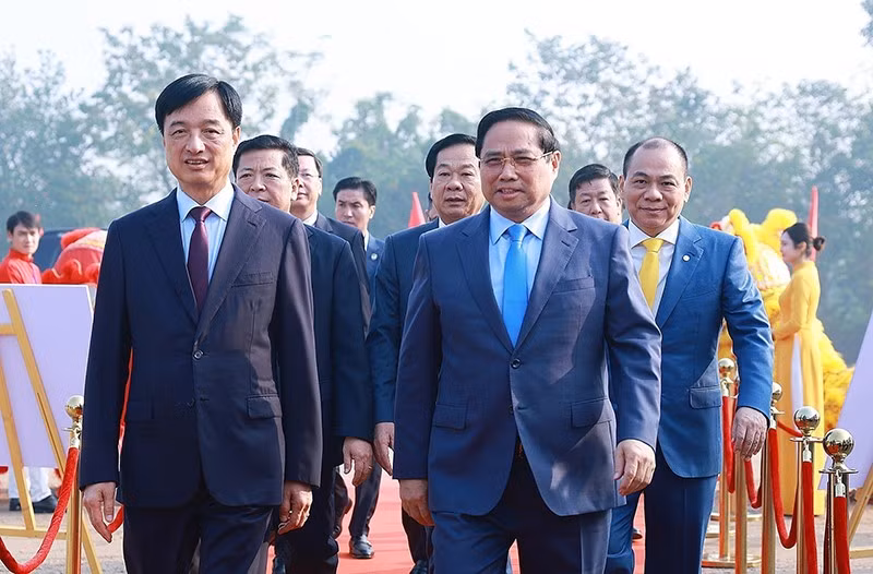 Премьер-министр Фам Минь Тьинь присутствует на церемонии закладки первого камня инвестиционного проекта строительства Олимпийской спортивной городской зоны в Ханое. Фото: ВИА