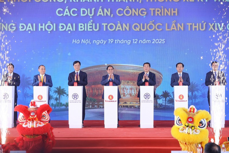 Премьер-министр Фам Минь Тьинь и делегаты нажимают кнопку в знак закладки первого камня и открытия 234 сооружений и проектов в провинциях и городах страны. Фото: VGP