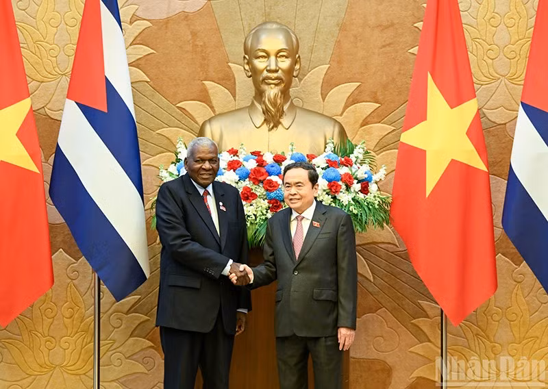 Председатель НС Чан Тхань Ман и Председатель НАНВ Кубы Эстебан Ласо Эрнандес. Фото: Зюи Линь