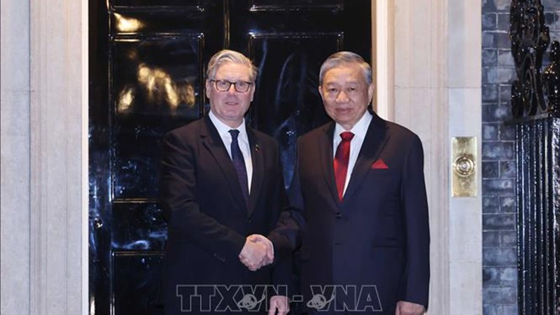 Премьер-министр Соединённого Королевства Великобритании и Северной Ирландии Кир Стармер приветствует Генерального секретаря ЦК КПВ То Лама. Фото: ВИА