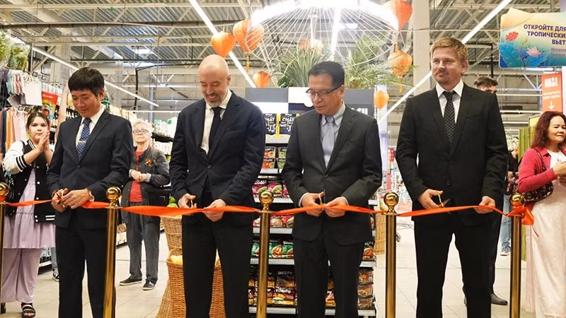 Делегаты разрезают ленту в знак открытия вьетнамского стенда. Фото: VOV