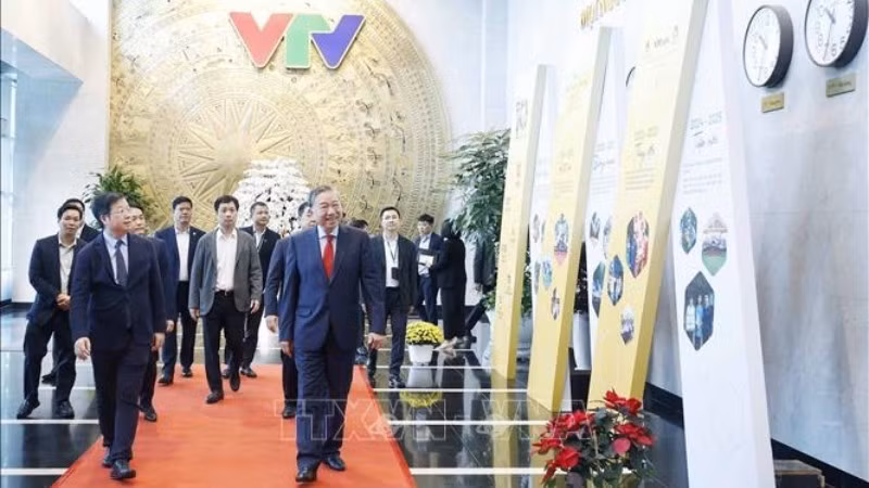 Генеральный секретарь ЦК КПВ То Лам посещает и поздравляет с наступающим Тэтом сотрудников, журналистов, редакторов, технических специалистов и работников Вьетнамского телевидения. Фото: ВИА