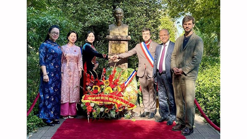 Делегаты фотографируются на память у памятника Президента Хо Ши Мина. Фото: ВИА