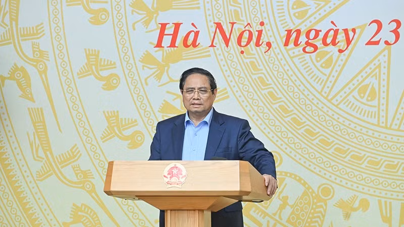 Премьер-министр Фам Минь Тьинь выступает на заседании. Фото: Чан Хай