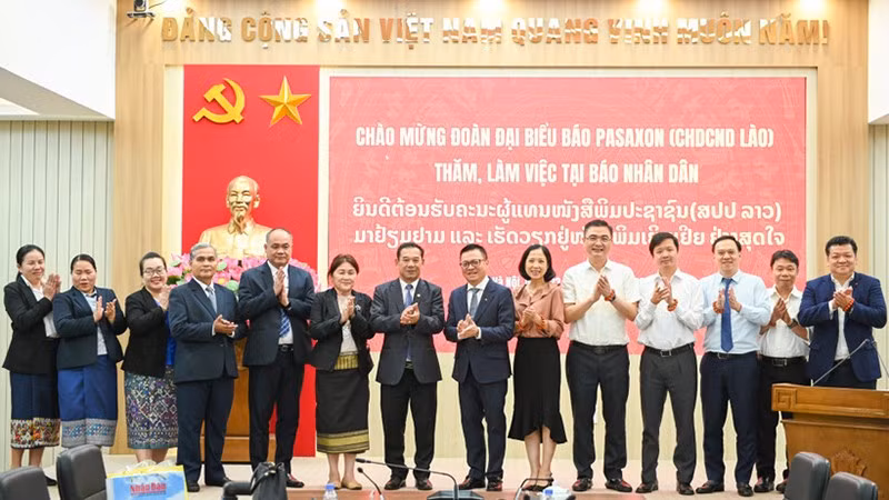 Делегаты двух газет фотографируются на память. Фото: Тхэ Дай