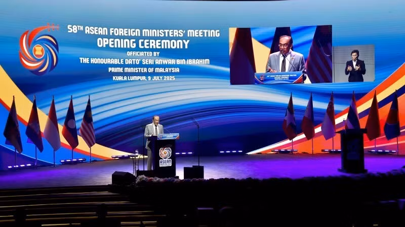 Премьер-министр Малайзии Анвар Ибрагим выступает на церемонии открытия 58-го совещания министров иностранных дел стран АСЕАН. Фото: МИД Вьетнама