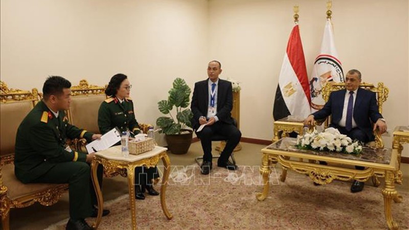 Генерал-майор Фан Тхи Хоай Ван наносит визит вежливости Министру оборонной промышленности Египта Мухаммеду Салаху ад-Дину Мустафе. Фото: ВИА