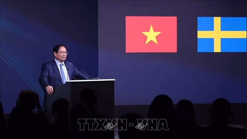 Премьер-министр Фам Минь Тьинь выступает на форуме. Фото: ВИА