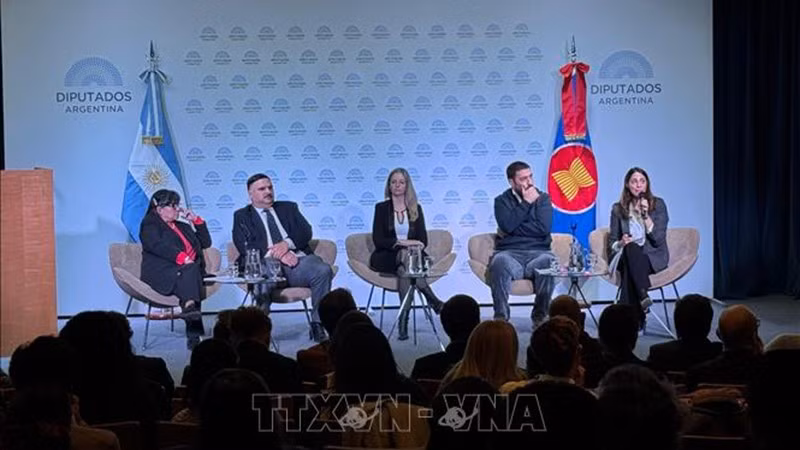 Докладчики выступают на семинаре. Фото: ВИА