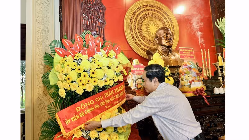 Председатель НС Чан Тхань Ман возлагает цветы, воскуряет благовония в память о Президенте Тон Дык Тханге.