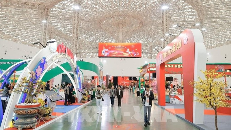 Посетители осматривают стенды на ярмарке. Фото: ВИА