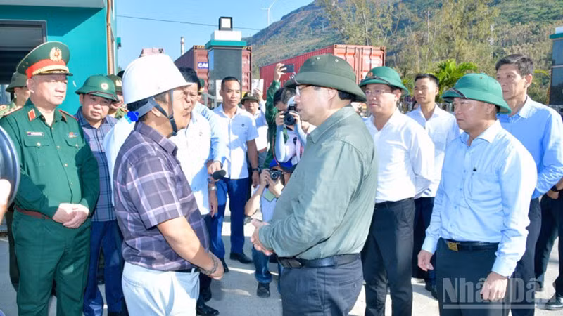 Премьер-министр Фам Минь Тьинь посещает руководство ООО «Тандайнам». Фото: Тхань Зянг
