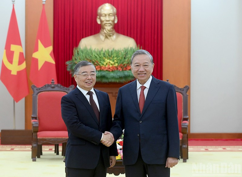 Генеральный секретарь ЦК КПВ То Лам принимает товарища Ли Шулэя. Фото: Данг Кхоа