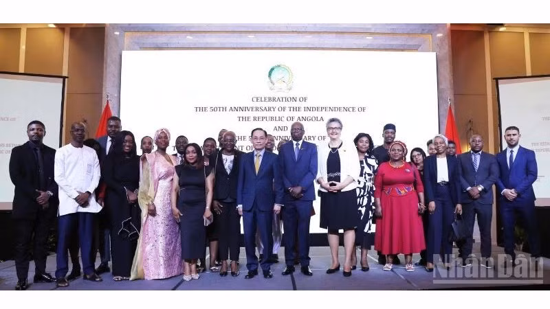 Делегаты фотографируются на память на церемонии.