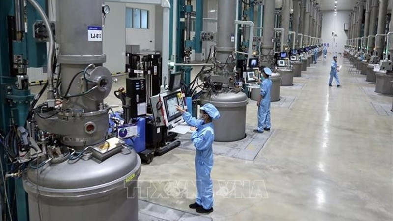 Производственная линия материалов для солнечных батарей на предприятии JA Solar Vietnam Co., Ltd., инвестированном Гонконгом (Китай), расположенном в промышленном парке Куангчау провинции Бакнинь. Фото: ВИА