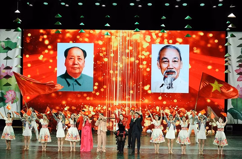 Художественный номер, воспевающий вьетнамско-китайскую дружбу. Фото: ВИА