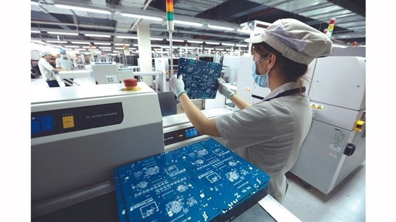 Рабочие на заводе VNPT в парке высоких технологий Хоалак в Ханое. Фото: ВИA