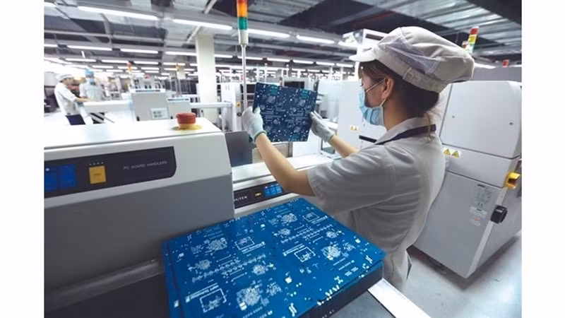 Рабочие на заводе VNPT в парке высоких технологий Хоалак в Ханое. Фото: ВИA