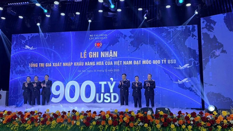 Церемония фиксации события: совокупный объём экспорта и импорта Вьетнама впервые достигает отметки 900 млрд долларов США. Фото: ВИА