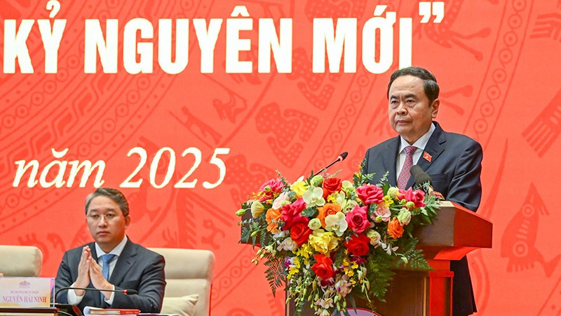 Председатель НС Чан Тхань Ман выступает на форуме. Фото: Зюи Линь