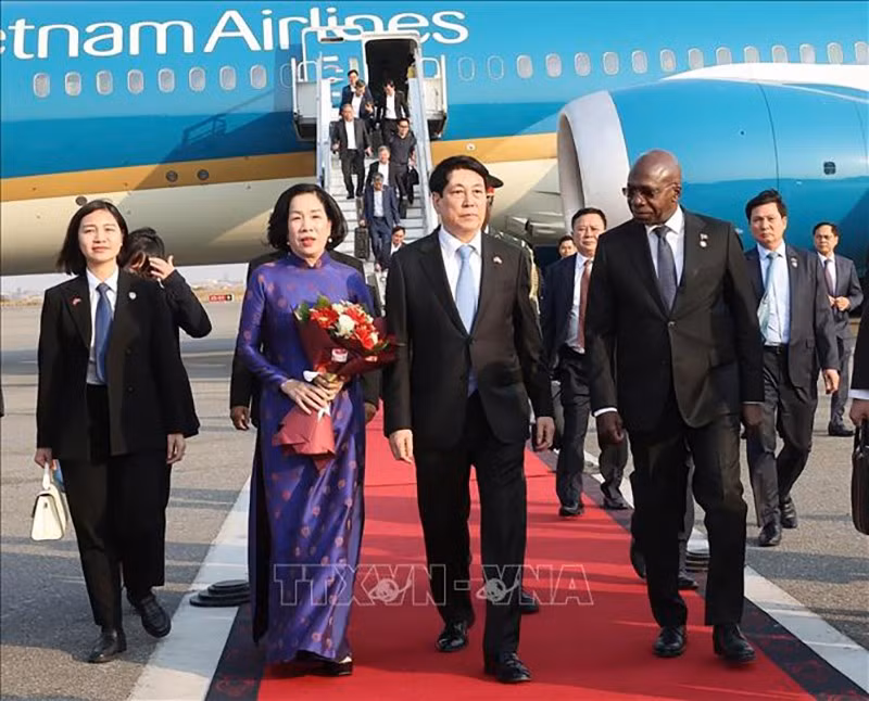 vna-potal-chu-tich-nuoc-luong-cuong-bat-dau-tham-cap-nha-nuoc-cong-hoa-angola-stand-3.jpg