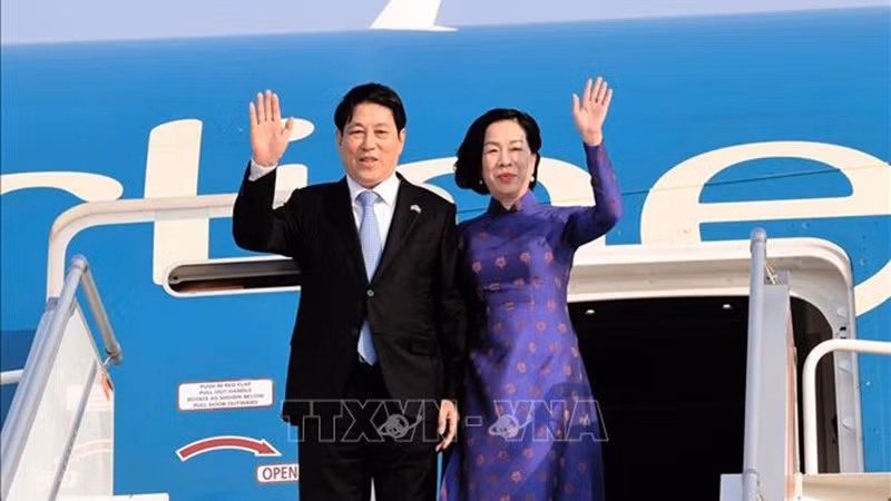 Президент Лыонг Кыонг и его супруга прибывают в международный аэропорт Куатру-де-Феверейру в Луанде. Фото: ВИА