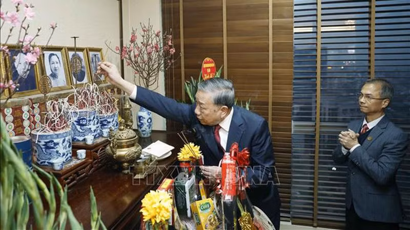 Генеральный секретарь ЦК КПВ То Лам воскуряет благовония в память о Генеральном секретаре Чыонг Тьине. Фото: ВИА