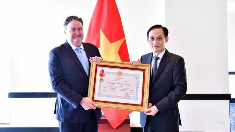 Министр иностранных дел Ле Хоай Чунг вручает Орден Дружбы Послу США во Вьетнаме Марку Эвансу Кнапперу. Фото: baoquocte.vn