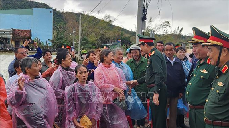 Генерал армии Фан Ван Зянг посещает пострадавших от наводнений в общине Тюифыок. Фото: ВИА