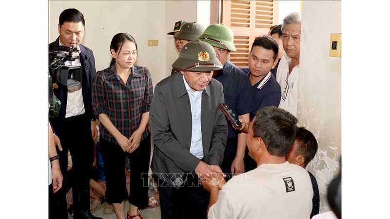 Постоянный член Секретариата Чан Кам Ту посещает жителей общины Зиендиен провинции Кханьхоа на месте эвакуации. Фото: ВИА