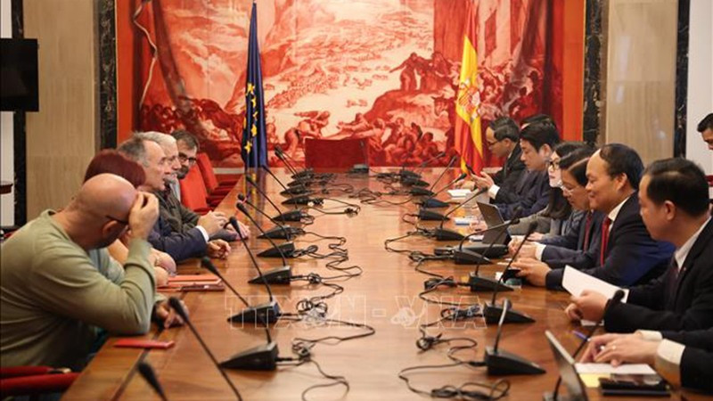 Делегация КПВ работает с Генеральным секретарем и руководством Коммунистической партии Испании. Фото: ВИА