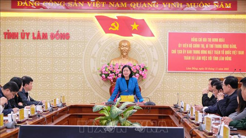 Товарищ Буй Тхи Минь Хоай выступает на рабочей встрече с руководством провинции Ламдонг. Фото: ВИА