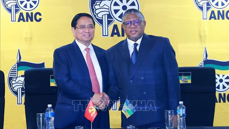 Премьер-министр Фам Минь Тьинь встречается с Генеральным секретарём партии АНК. Фото: ВИА