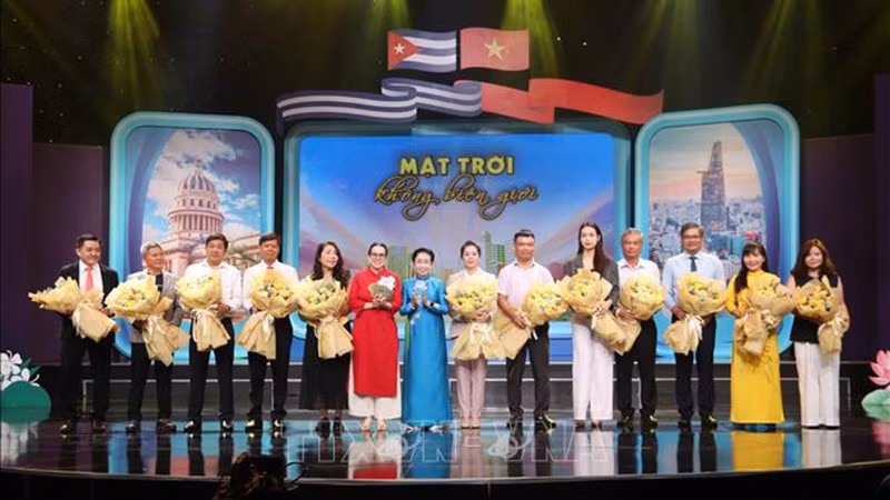 Генеральный консул Кубы в г. Хошимине Ариадна Фео Лабрада и Председатель Общества вьетнамско-кубинской дружбы г. Хошимина, глава комитета по запуску кампании в поддержку Кубы Чыонг Тхи Хиен вручают цветы подразделениям и благотворителям в знак благодарности за их поддержку. Фото: ВИА 