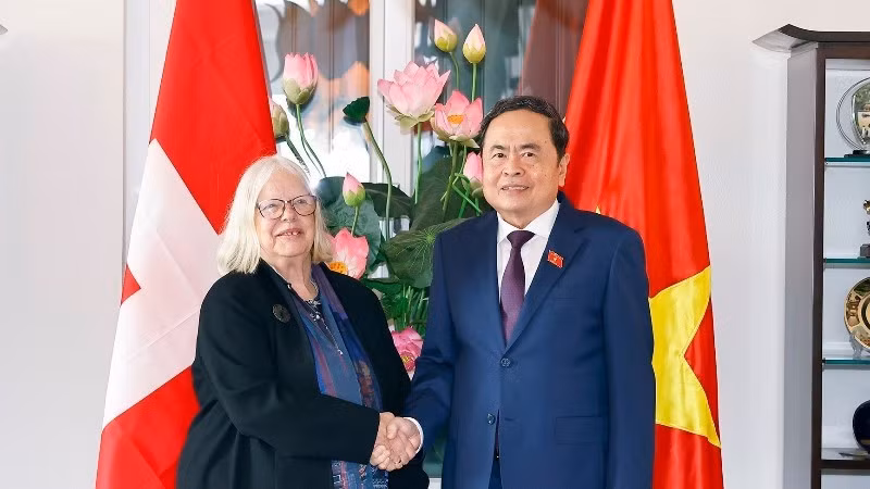 Председатель НС Чан Тхань Ман и Председатель Общества швейцарско-вьетнамской дружбы Аньюшка Марийя Вайл. Фото: ВИА