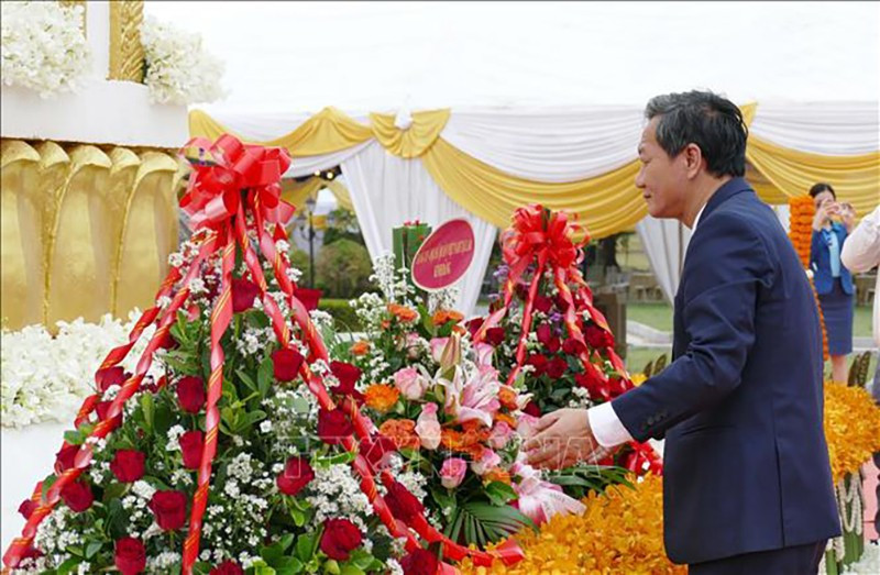 Посол Вьетнама в Лаосе Нгуен Минь Там возлагает цветы в память о Президенте Кейсоне Фомвихане. Фото: ВИА