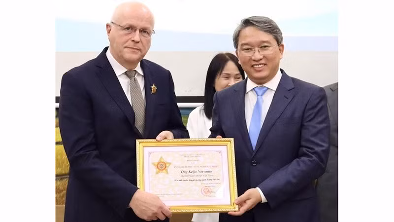 Министр юстиции Нгуен Хай Нинь вручает памятную медаль «За дело юстиции» Послу Финляндии во Вьетнаме Кейо Норванто. Фото: Т. Х