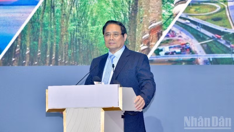 Премьер-министр Фам Минь Тьинь выступает на конференции. Фото: Тхань Зянг