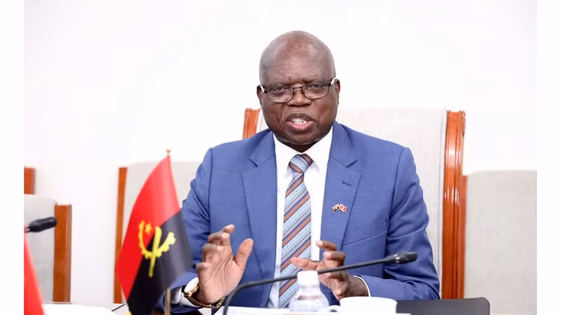 Посол Анголы во Вьетнаме Фернандо Мигель. 