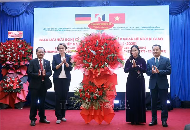 Зампредседателя Народного комитета г. Дананг Нгуен Тхи Ань Тхи (справа) поздравляет Генерального консула ФРГ в г. Хошимине Андреа Марию Суль и немецских друзей с 50-летием установления дипотношений. Фото: ВИА