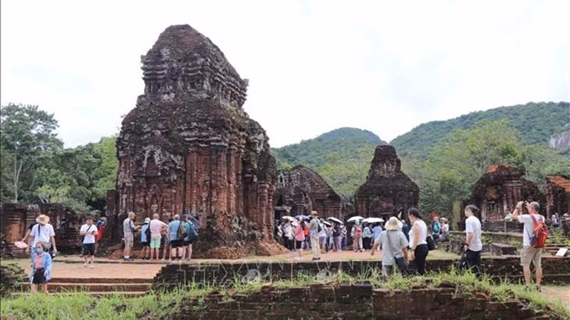 Туристы посещают объект всемирного культурного наследия Мишон. Фото: ВИА