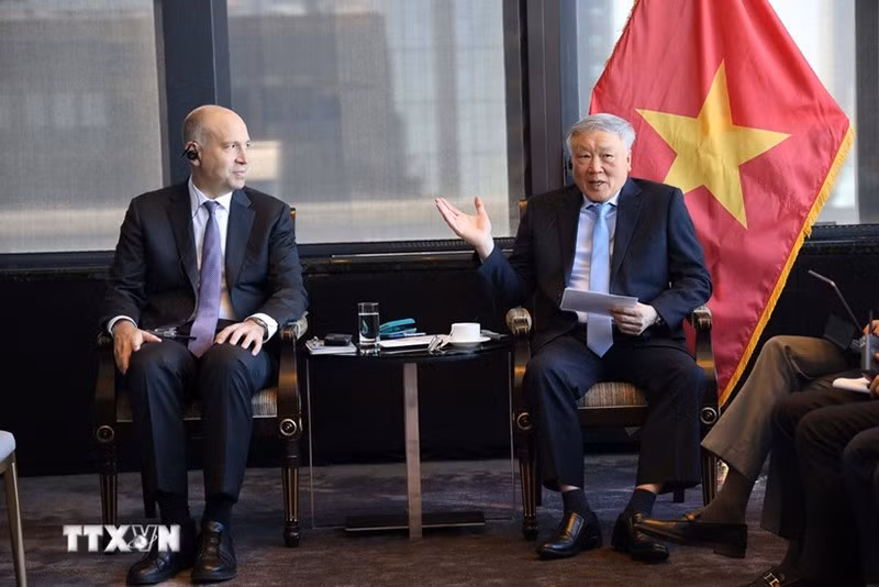 Постоянный вице-премьер Нгуен Хоа Бинь принимает г-на Эвана Дамаста, представителя финансовой группы Morgan Stanley. Фото: ВИА