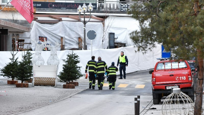Силы безопасности осматривают место происшествия пожара в баре на горнолыжном курорте Кран-Монтана в кантоне Вале, на юго-западе Швейцарии. Фото: Синьхуа/ВИА