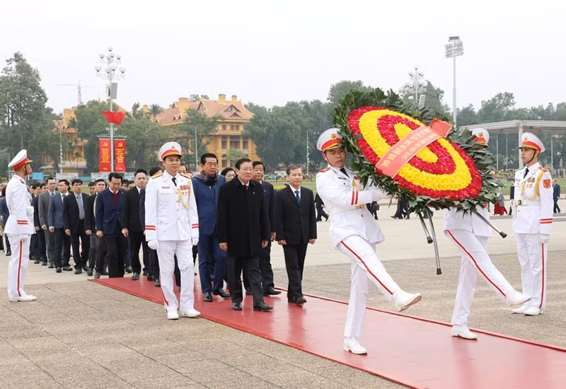 Делегация сектора внутренних дел Партии посещает Мавзолей Хо Ши Мина. Фото: Данг Фыок