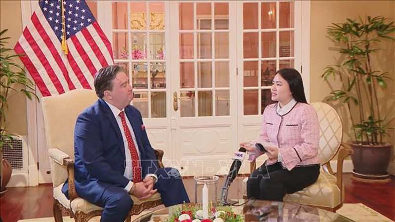 Посол Марк Кнаппер дает интервью корреспонденту ВИА. Фото: ВИА