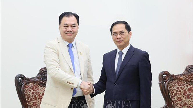 Вице-премьер Буй Тхань Шон (справа) и Заместитель председателя корпорации Phongsupthavy Кунлапхань Вонгнатхи. Фото: ВИА