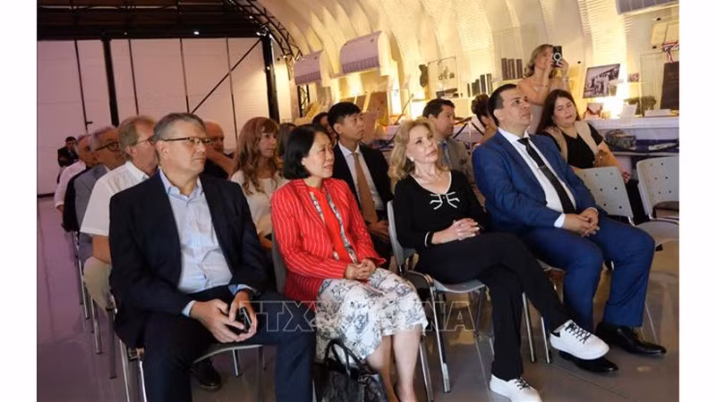 елегаты присутствуют на церемонии, посвященной 30-летию установления дипломатических отношений между двумя странами. Фото: ВИА