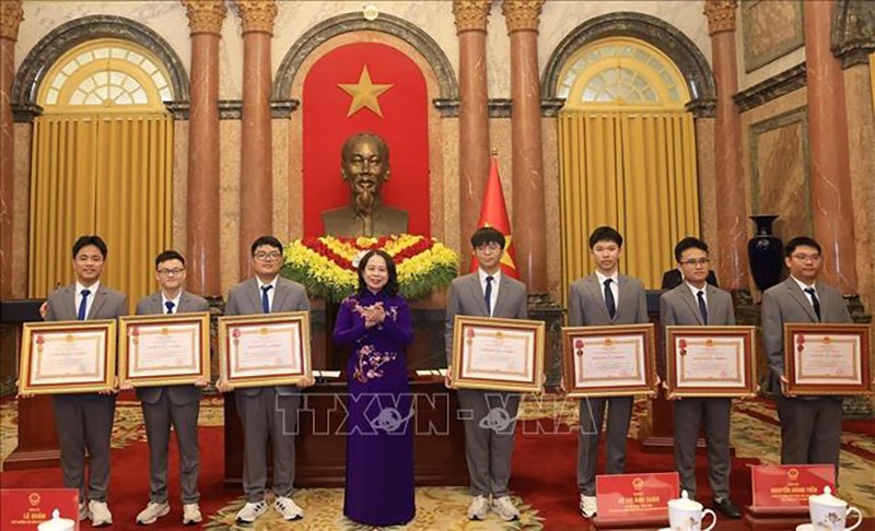 Вице-президент Во Тхи Ань Суан вручает Ордена Труда второй степени школьникам. Фото: ВИА