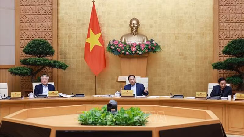 Премьер-министр Фам Минь Тьинь председательствует на заседании. Фото: ВИА